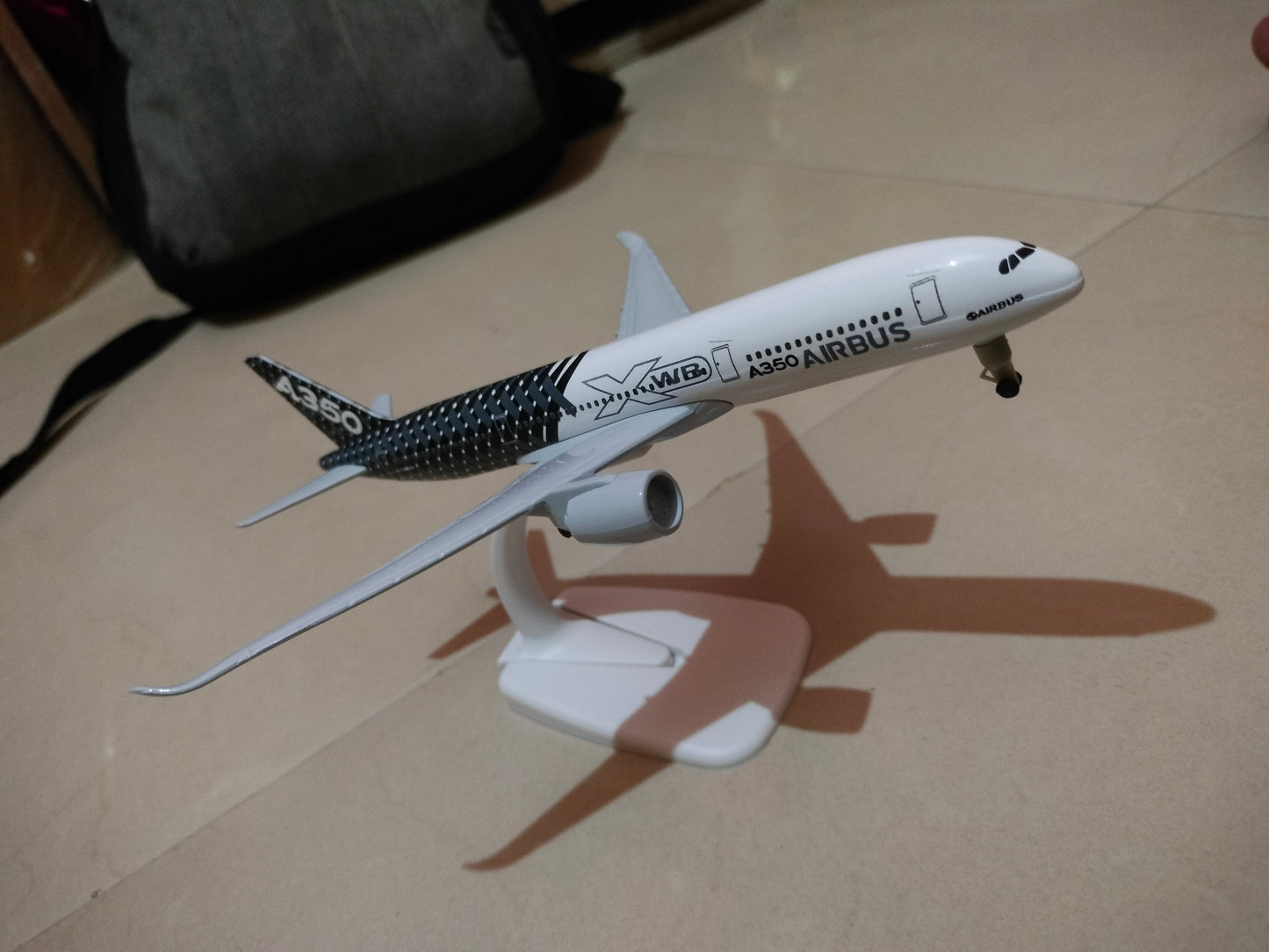 Airbus A350 XWB Aircraft Model – 20cm Diecast Collectible Plane with Display Stand | Global MitRa