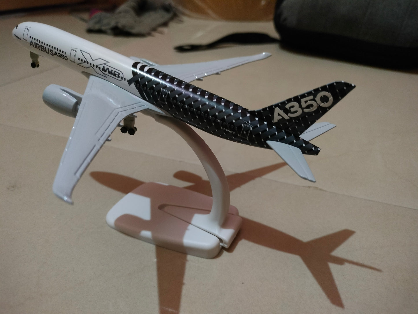 Airbus A350 XWB Aircraft Model – 20cm Diecast Collectible Plane with Display Stand | Global MitRa