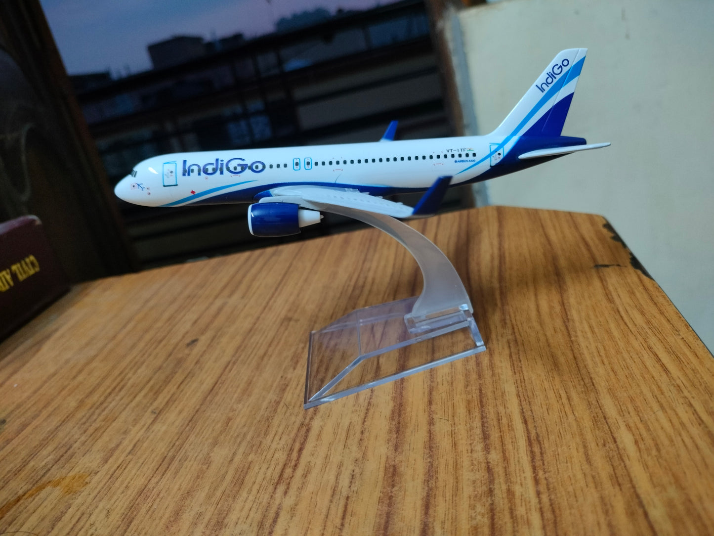 IndiGo Airlines Aircraft Model 16cm | Premium Diecast Plane Model with Stand – VT-ITF