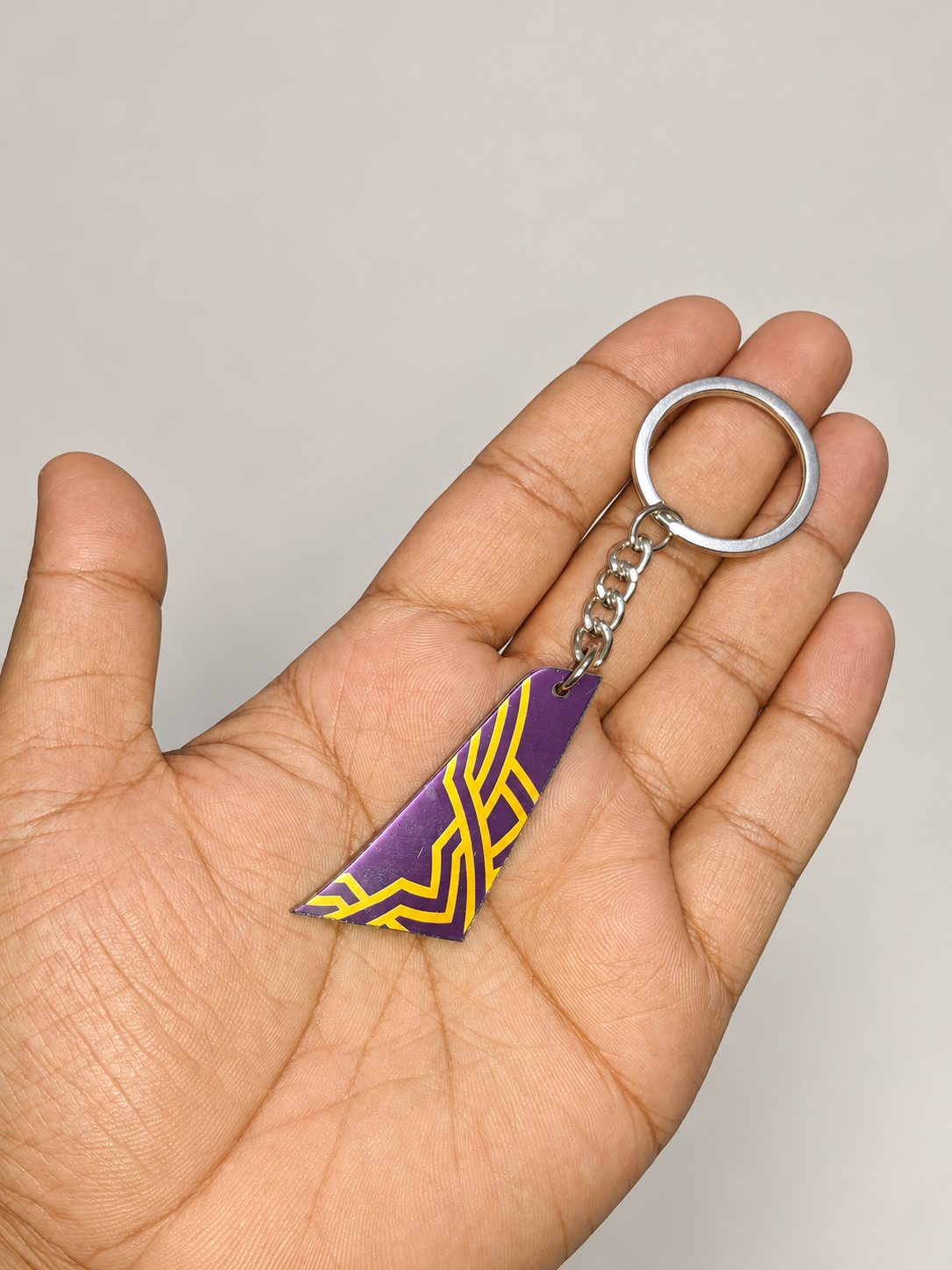 Vistara Aircraft Tail Keychain – Aviation Collectible | Global MitRa