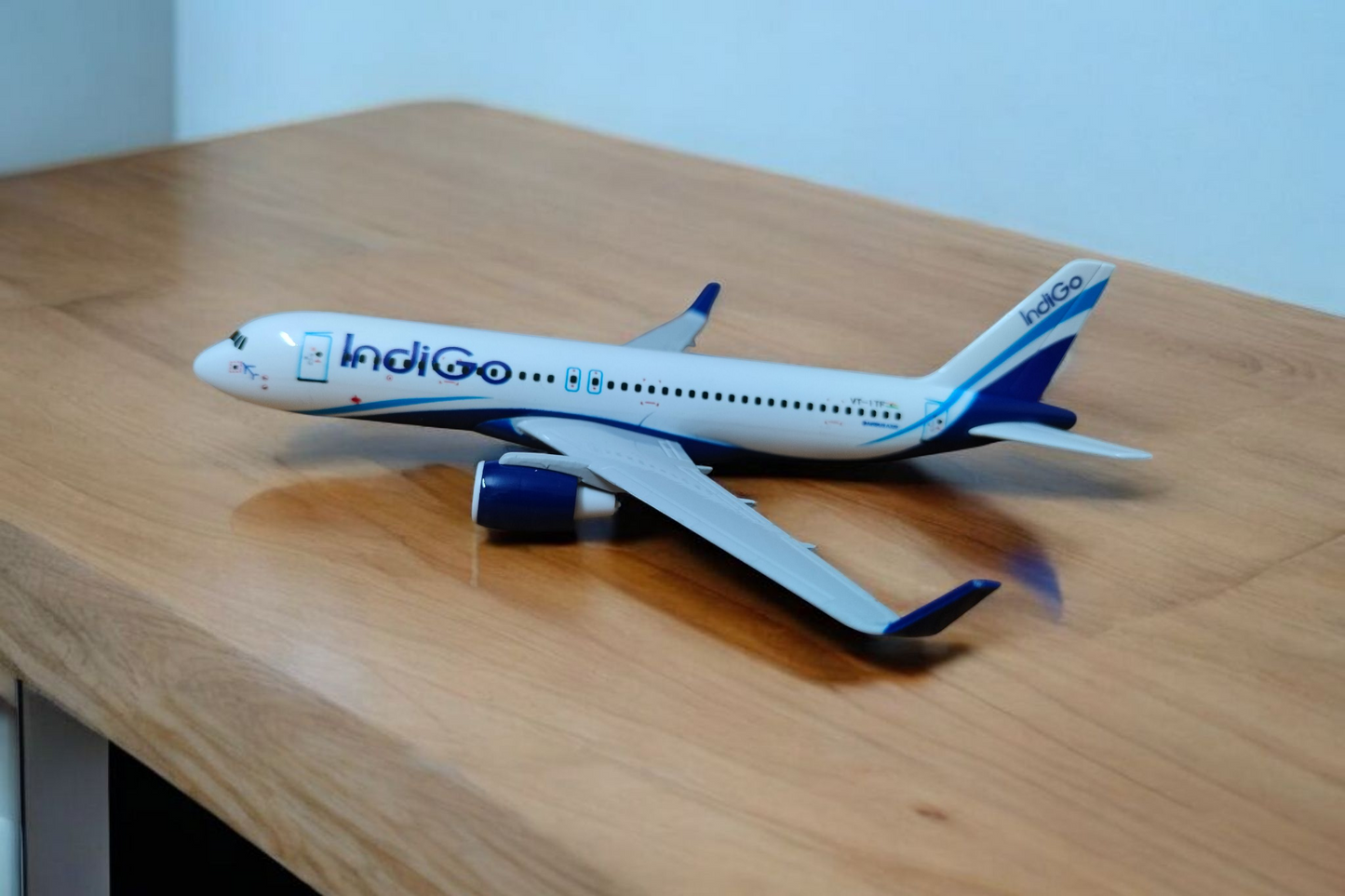 IndiGo Airlines Aircraft Model 16cm | Premium Diecast Plane Model with Stand – VT-ITF